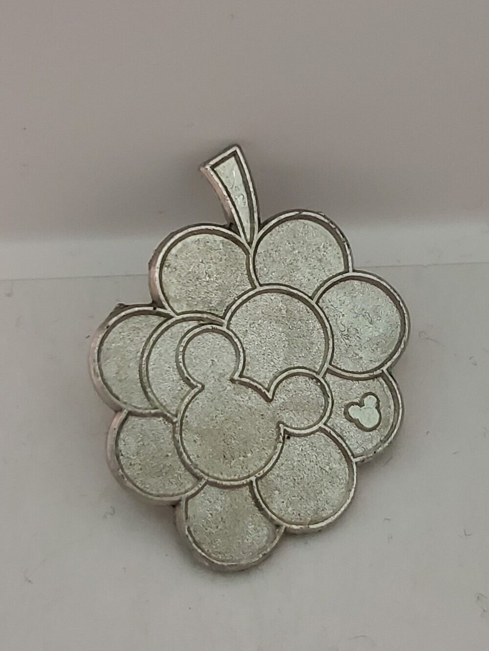 Disney Pin Trading Grapes Fruit Icon Food Chaser Collection Hidden Mickey Pin